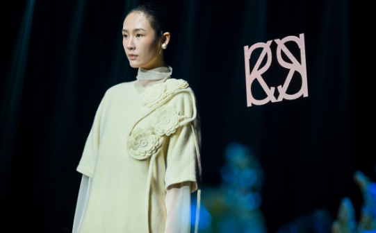 栖野藏锦：KIPMIC STYLE 2026秋冬，以时装重塑内在肌肤