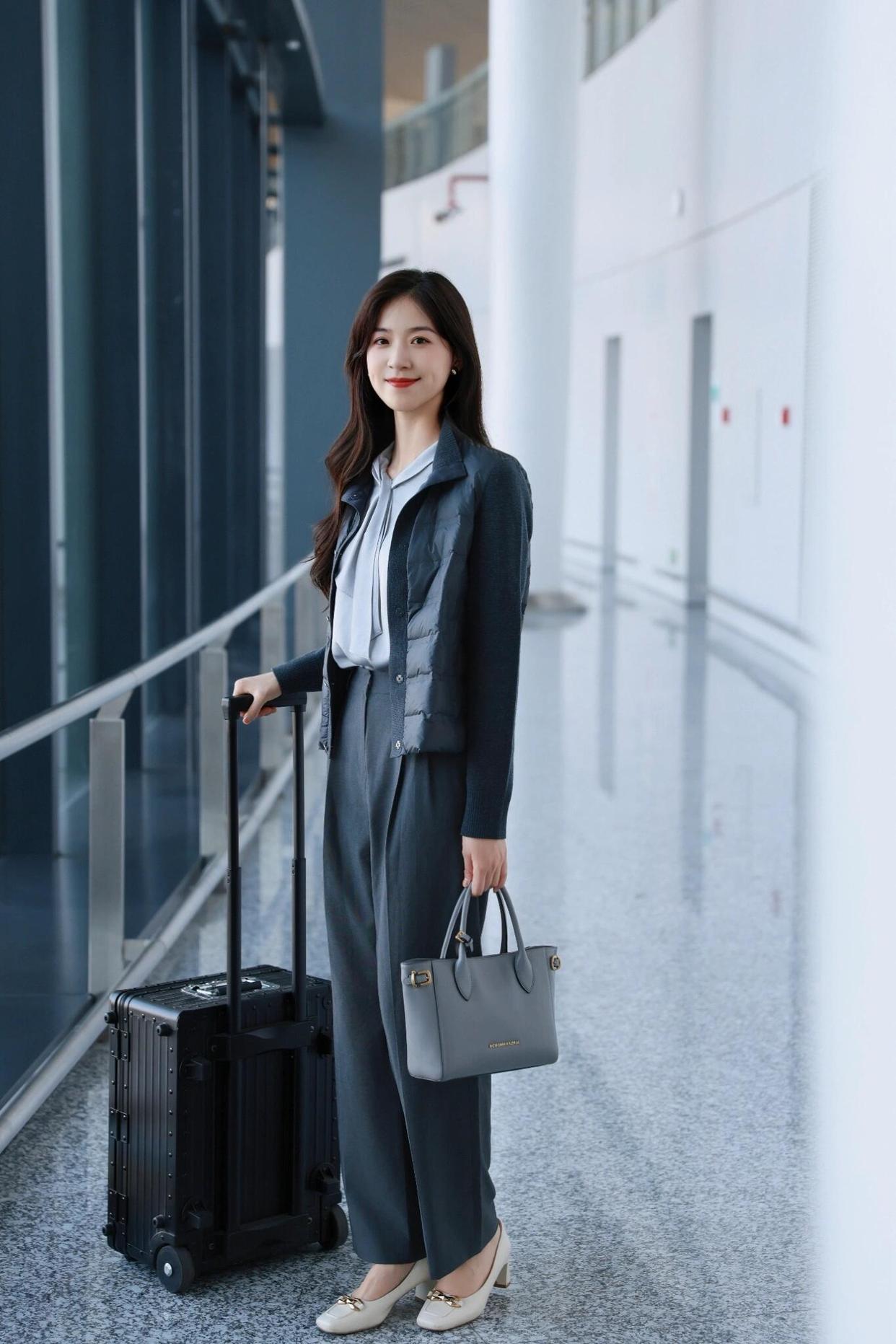 职场女性的“恶心穿搭”VS精致通勤：穿出自我还是职场规训？(图1)