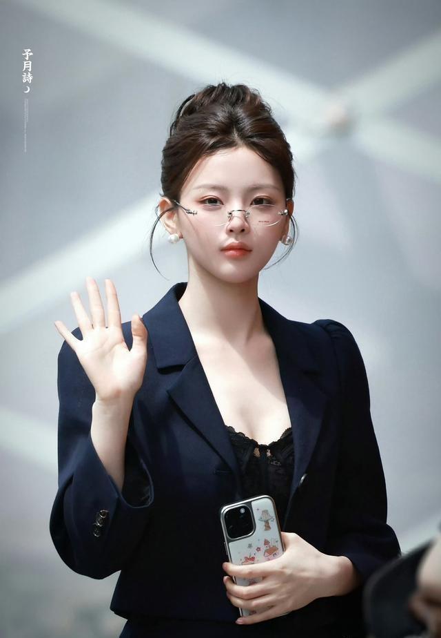 杨超越这身职场穿搭，稳稳拿捏成熟女性的韵味，戴上眼镜后魅力直接加倍(图1)