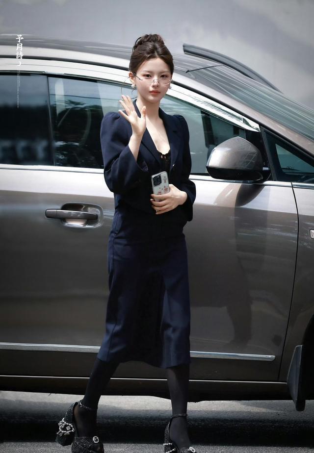 杨超越这身职场穿搭，稳稳拿捏成熟女性的韵味，戴上眼镜后魅力直接加倍(图5)