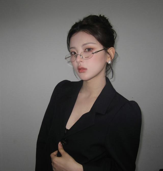 杨超越这身职场穿搭，稳稳拿捏成熟女性的韵味，戴上眼镜后魅力直接加倍(图7)