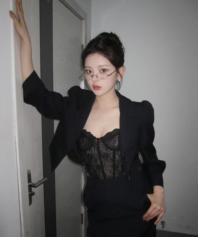 杨超越这身职场穿搭，稳稳拿捏成熟女性的韵味，戴上眼镜后魅力直接加倍(图8)