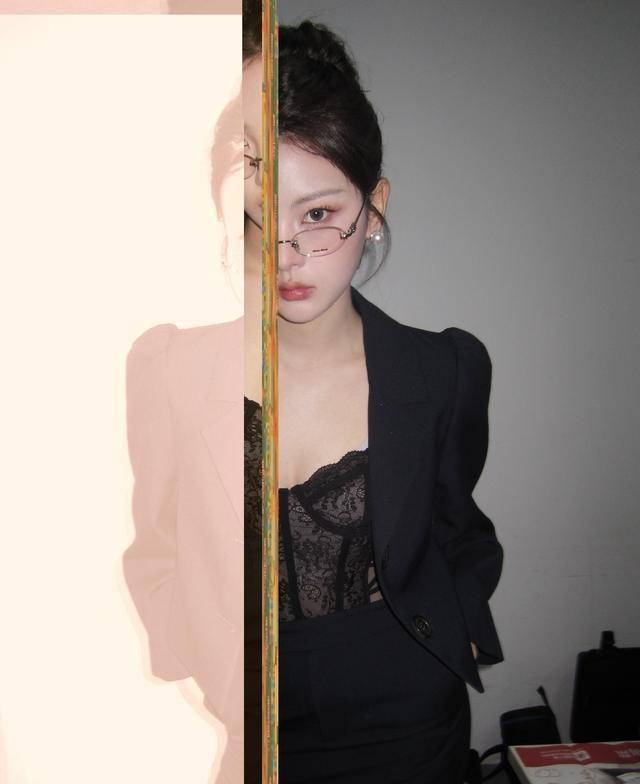 杨超越这身职场穿搭，稳稳拿捏成熟女性的韵味，戴上眼镜后魅力直接加倍(图11)