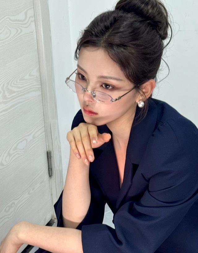 杨超越这身职场穿搭，稳稳拿捏成熟女性的韵味，戴上眼镜后魅力直接加倍(图15)
